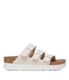 כפכפי BIRKENSTOCK Florida III פלטפורמה לנשים בצבע לבן שנהב, מבט מהצד עם שלושה רצועות אבזם, מבית CHOZEN