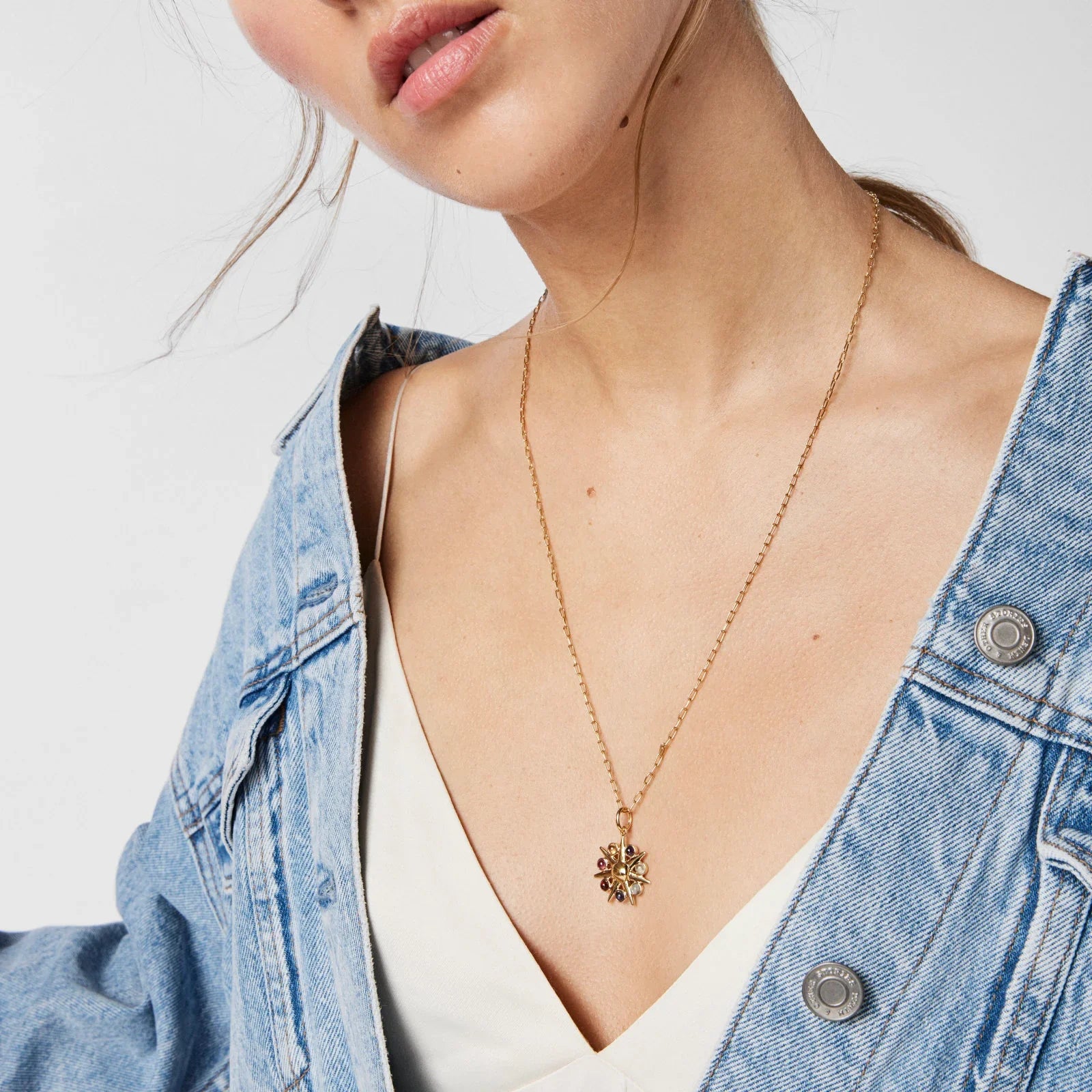 שרשרת זהב יוקרתית עם תליון פרח, דוגמנית עם ג'קט ג'ינס, CHOZEN מותגים מובילים