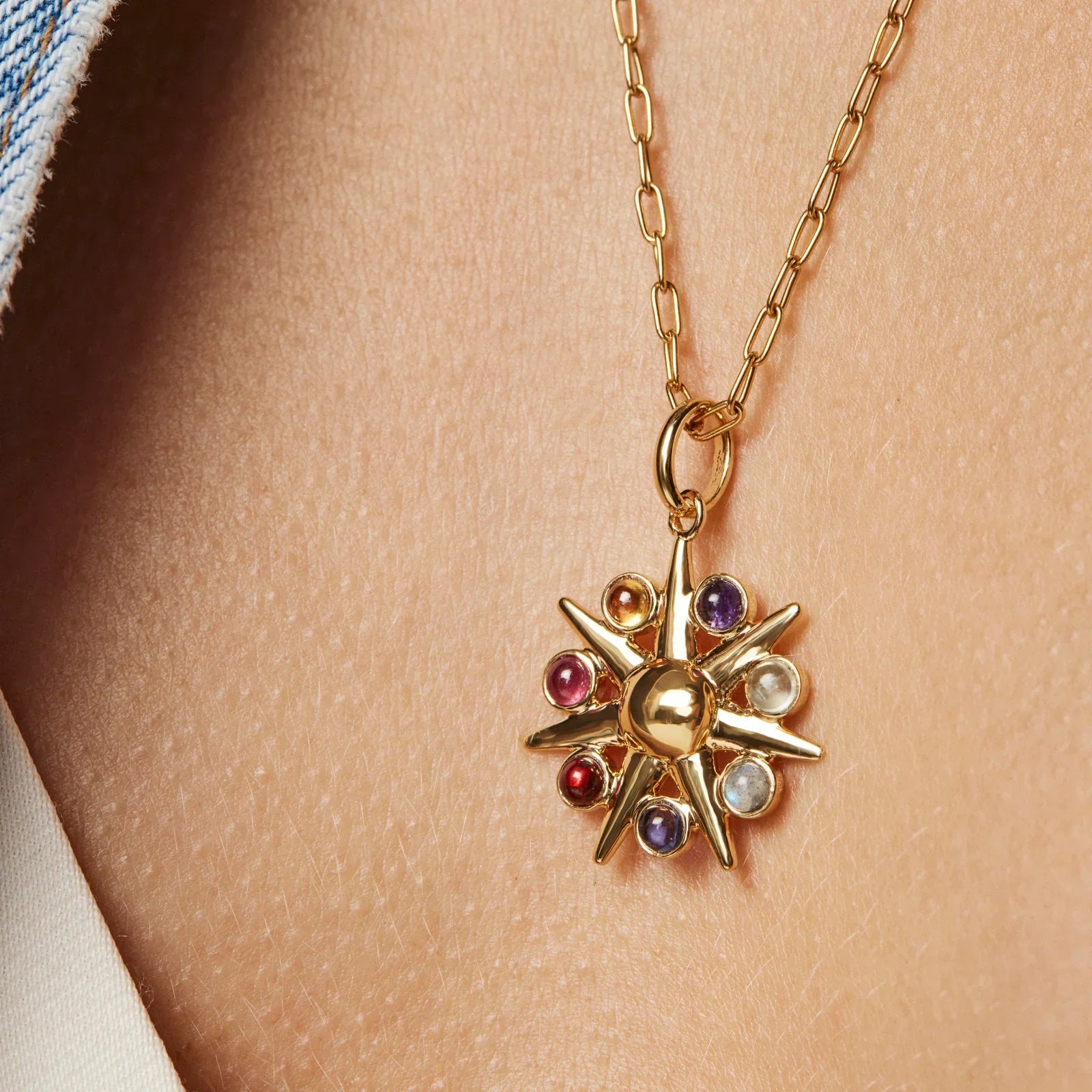 שרשרת זהב עם תליון שמש ואבני חן צבעוניות, תכשיט יוקרתי מבית CHOZEN
