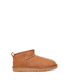 מגפיים נמוכים CLASSIC ULTRA MINI מזמש בצבע חום עם בטנת פרווה, UGG - CHOZEN — תמונה 6 מתוך 6