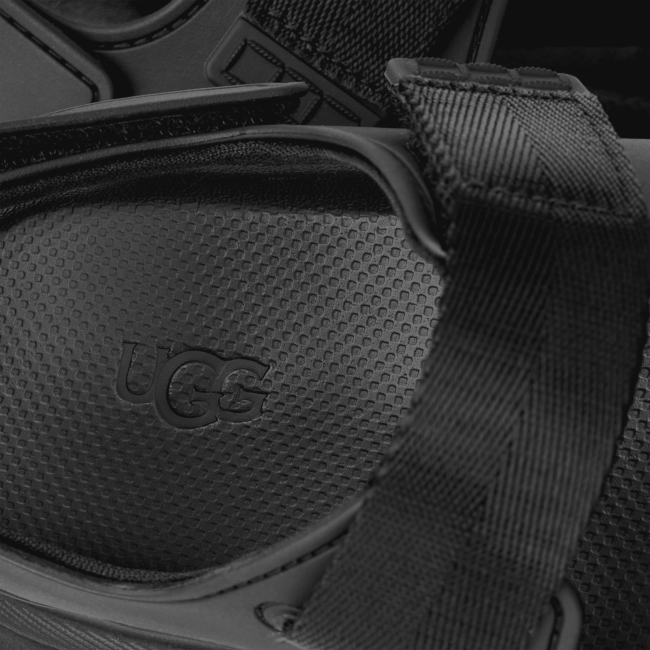 סנדלי UGG שחורים עם רצועות בד, מבית CHOZEN, יבואן רשמי של מותגים מובילים