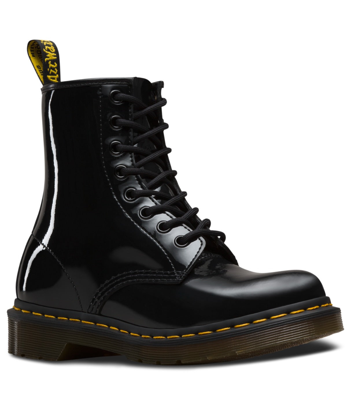 מגפי DR. MARTENS 1460 שחורים לכה לנשים, מבט קדמי זווית שלושת רבעים עם לשונית צהובה, מבית CHOZEN