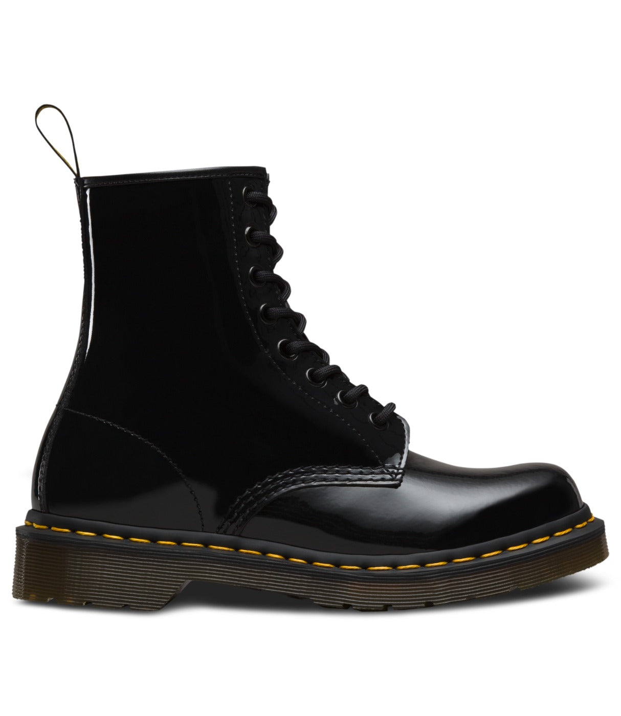 מגפי DR. MARTENS 1460 שחורים לכה לנשים, מבט מהצד הימני עם שרוכים וסוליה צהובה, מבית CHOZEN