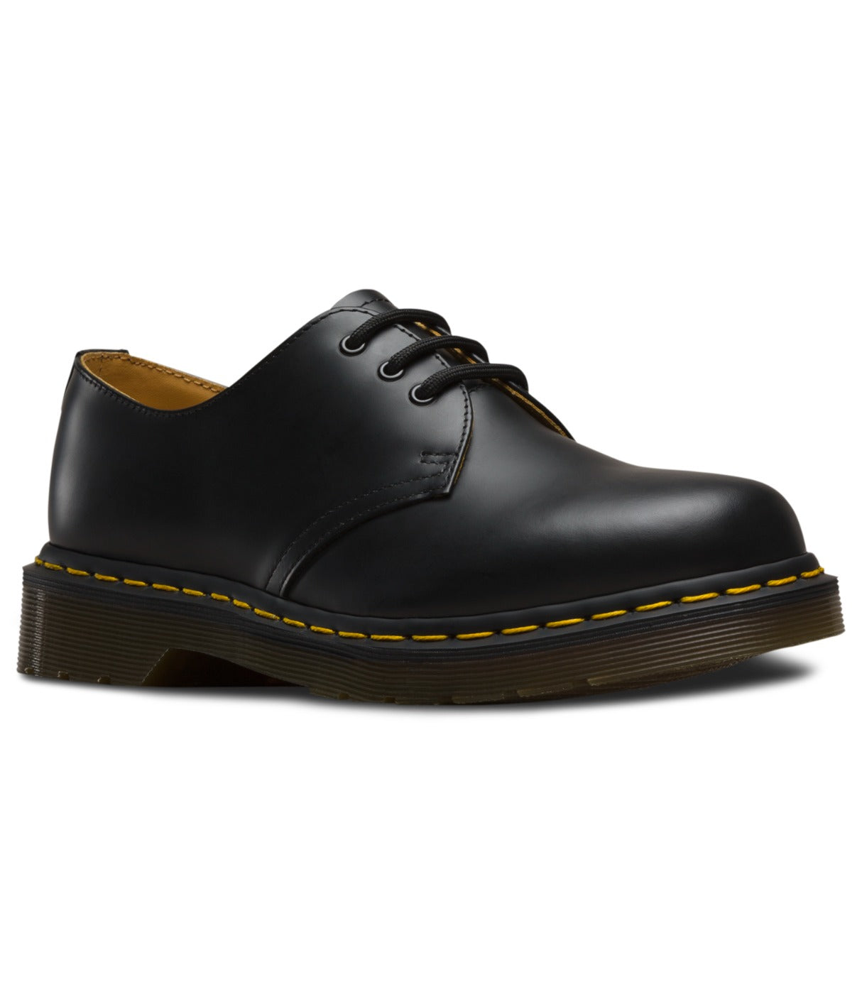 נעל עור שחורה של DR. MARTENS GIBSON, מבט מהצד הקדמי בזווית גבוהה, מבית CHOZEN