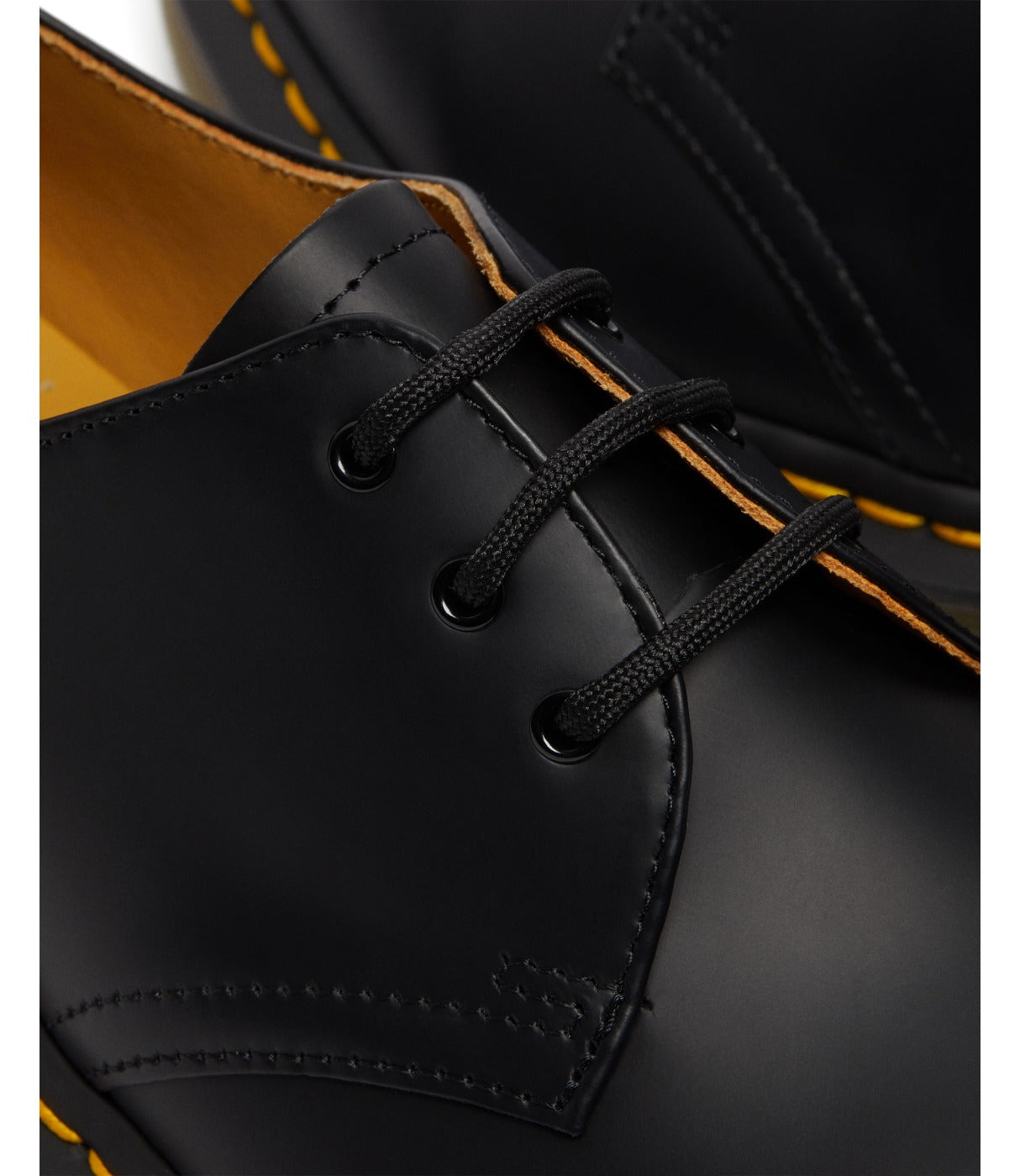מבט צד שמאל על נעל DR. MARTENS GIBSON שחורה בודדת עם שרוך מהודק, מבית CHOZEN