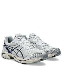 נעלי ספורט Asics לבנות עם פרטים בכחול וכסף, קולקציה חדשה בחנות CHOZEN