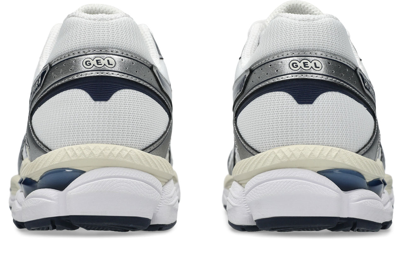 נעלי ספורט לבנות עם סוליה עבה ופרטי כסף, מבט אחורי, דגם GEL