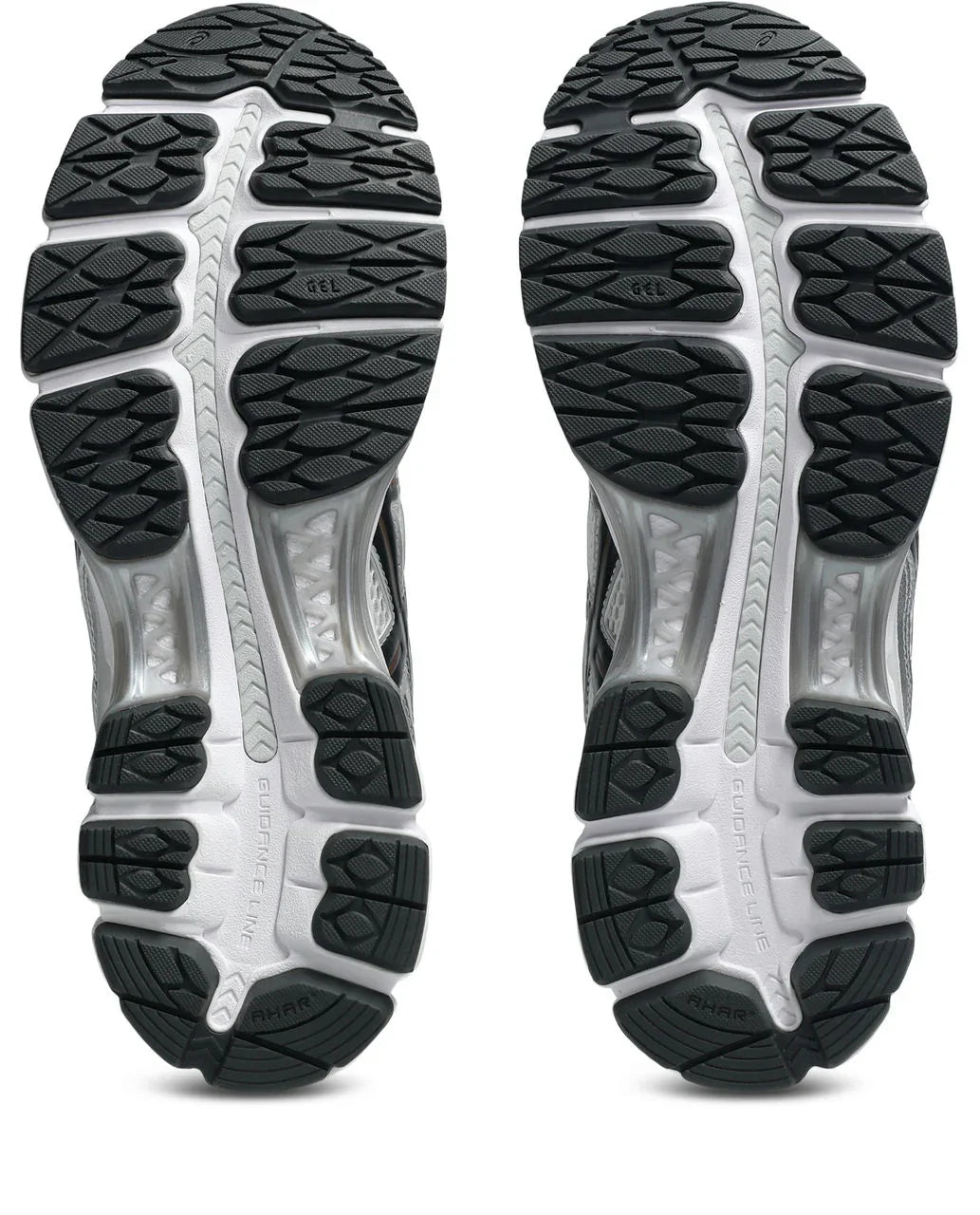 סוליות נעלי ריצה בצבע שחור ולבן עם דפוס גומי ייחודי ואחיזה מתקדמת