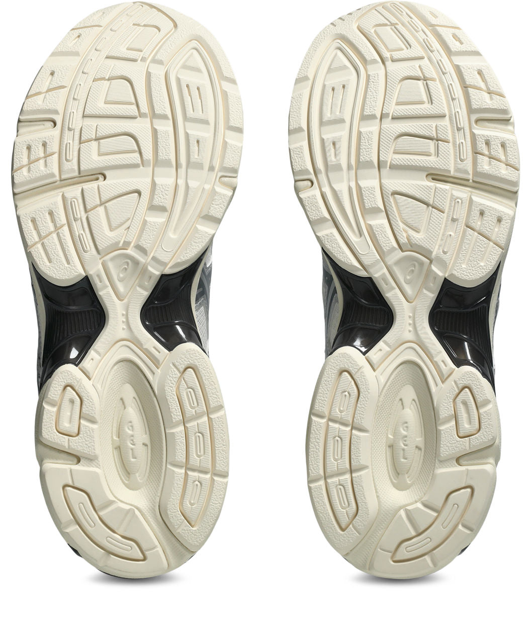 סוליות נעלי ספורט מבט תחתון, דגם ריצה בצבע לבן ושחור, דוגמת אחיזה מודגשת