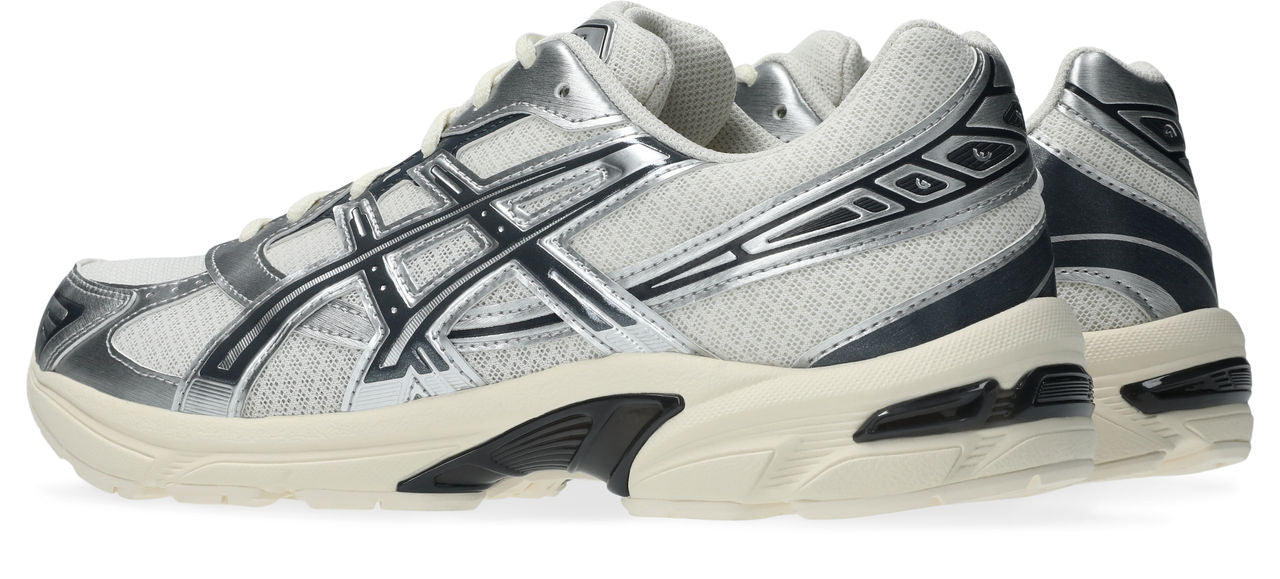 נעלי סניקרס ריצה גברים בצבע לבן עם דיטיילים כסופים ושחור, סוליה בהירה, עיצוב מודרני