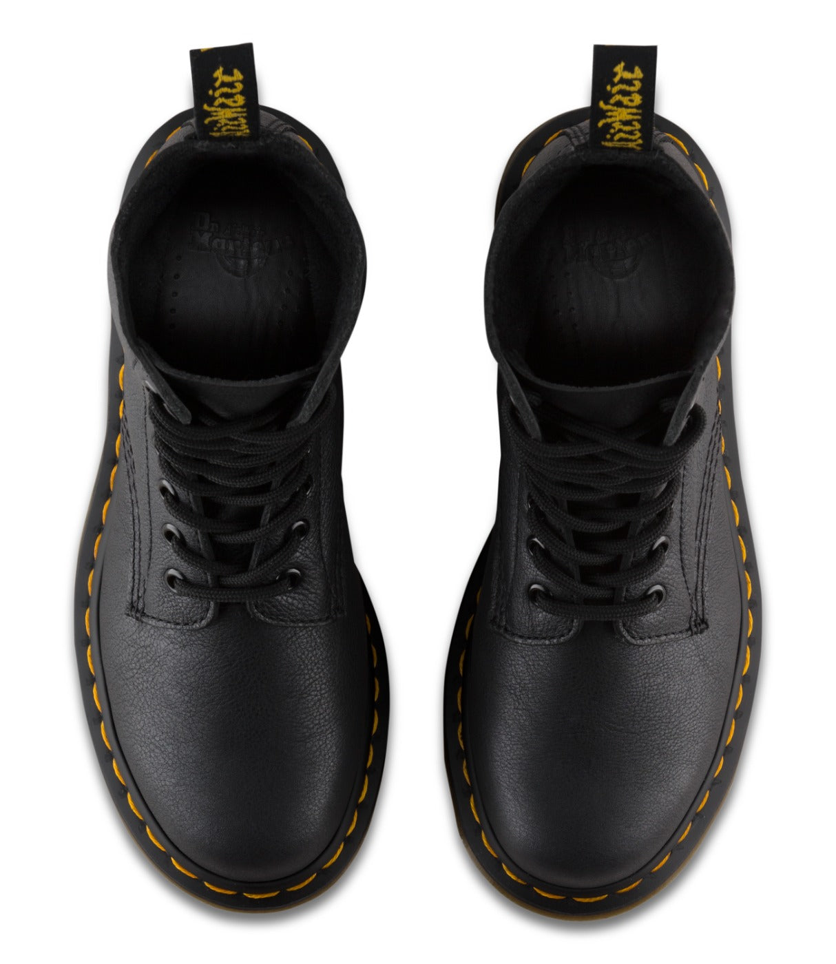 מבט מלמעלה על זוג מגפי DR. MARTENS PASCAL שחורים עם שרוכים ותפרים צהובים, מבית CHOZEN