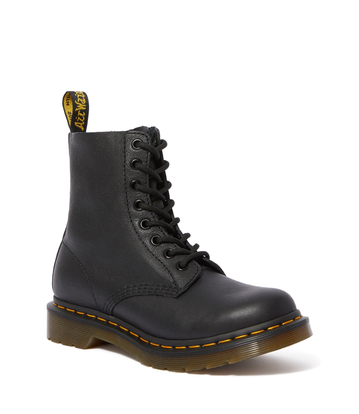 מגפי DR. MARTENS PASCAL שחורים, מבט מלפנים בזווית תלת-רבע עם לשונית צהובה, מבית CHOZEN