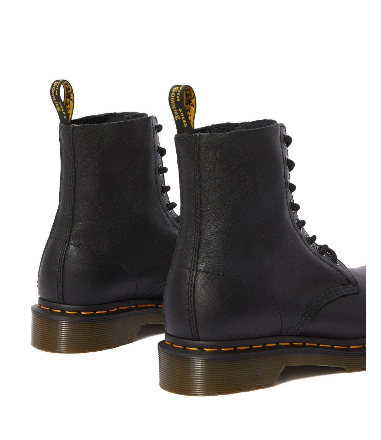 תקריב על עקבי מגפי DR. MARTENS PASCAL שחורים עם סוליה צהובה מאחור, מבית CHOZEN