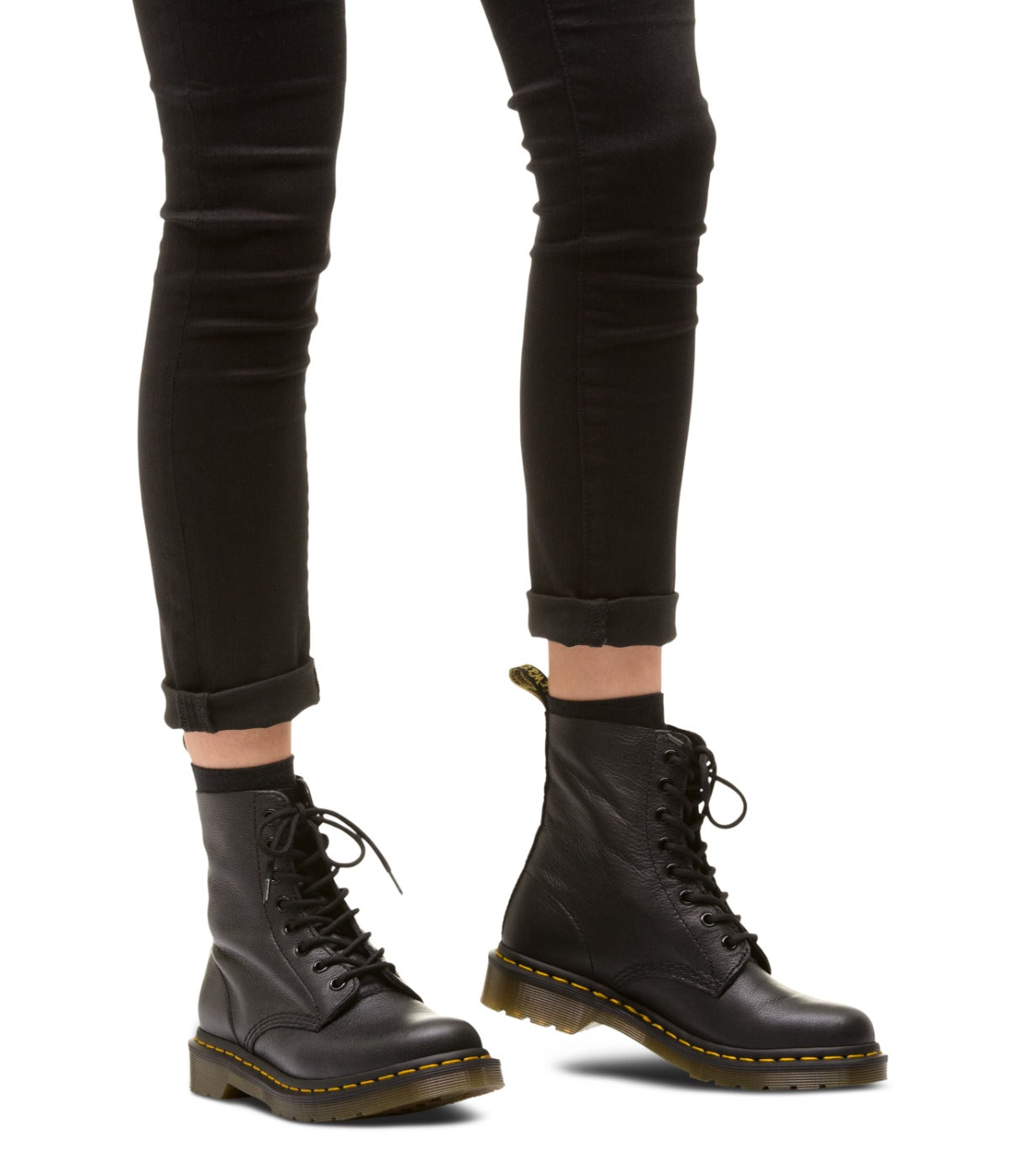 מגפי DR. MARTENS PASCAL שחורים על רגלי אישה עם ג'ינס שחור, מבית CHOZEN