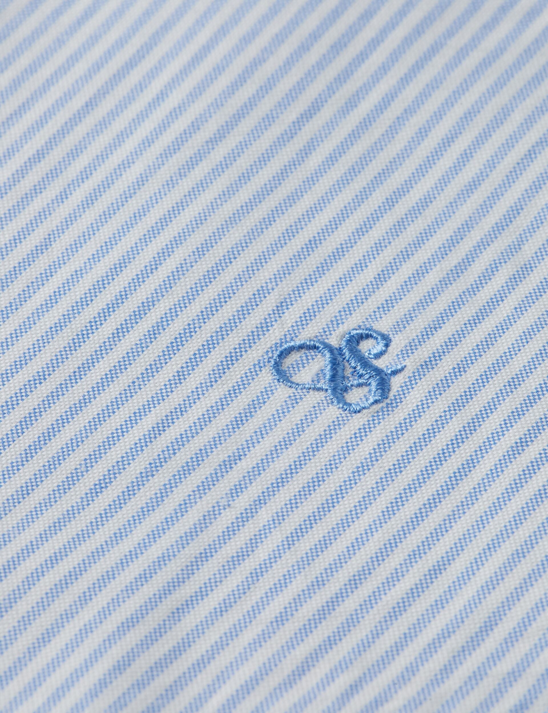 חולצת פסים כחול לבן מבית CHOZEN עם רקמת לוגו מעודנת