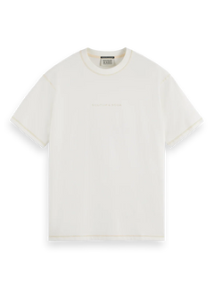 חולצת טי שירט לבנה של SCOTCH & SODA, אופנה יוקרתית CHOZEN, על רקע שחור