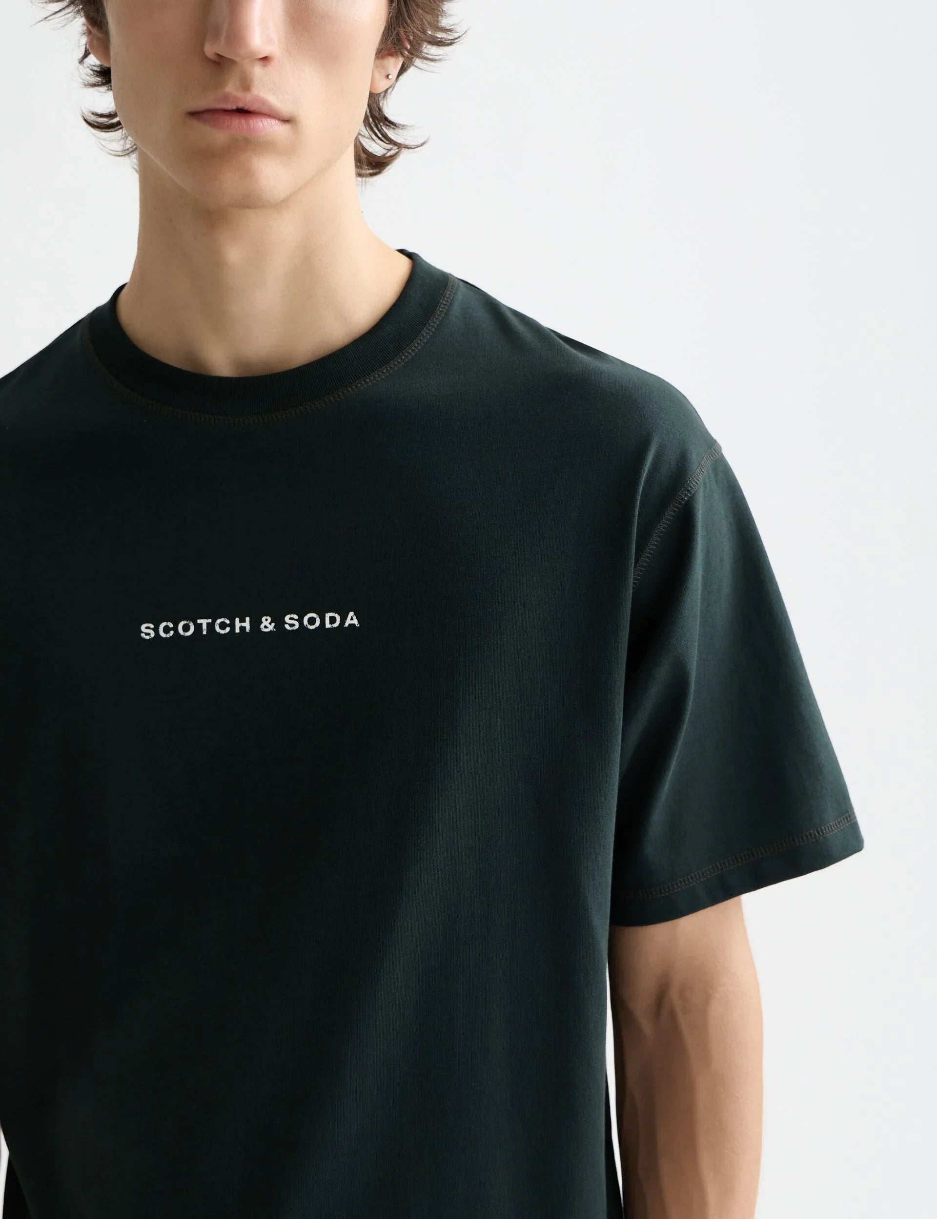 חולצת טי שירט שחורה לגבר עם כיתוב SCOTCH & SODA, מראה אופנתי מודרני