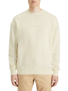 גבר לובש סווטשירט בז' SCOTCH & SODA אופנתי, רקע שחור, מותגים בינלאומיים CHOZEN