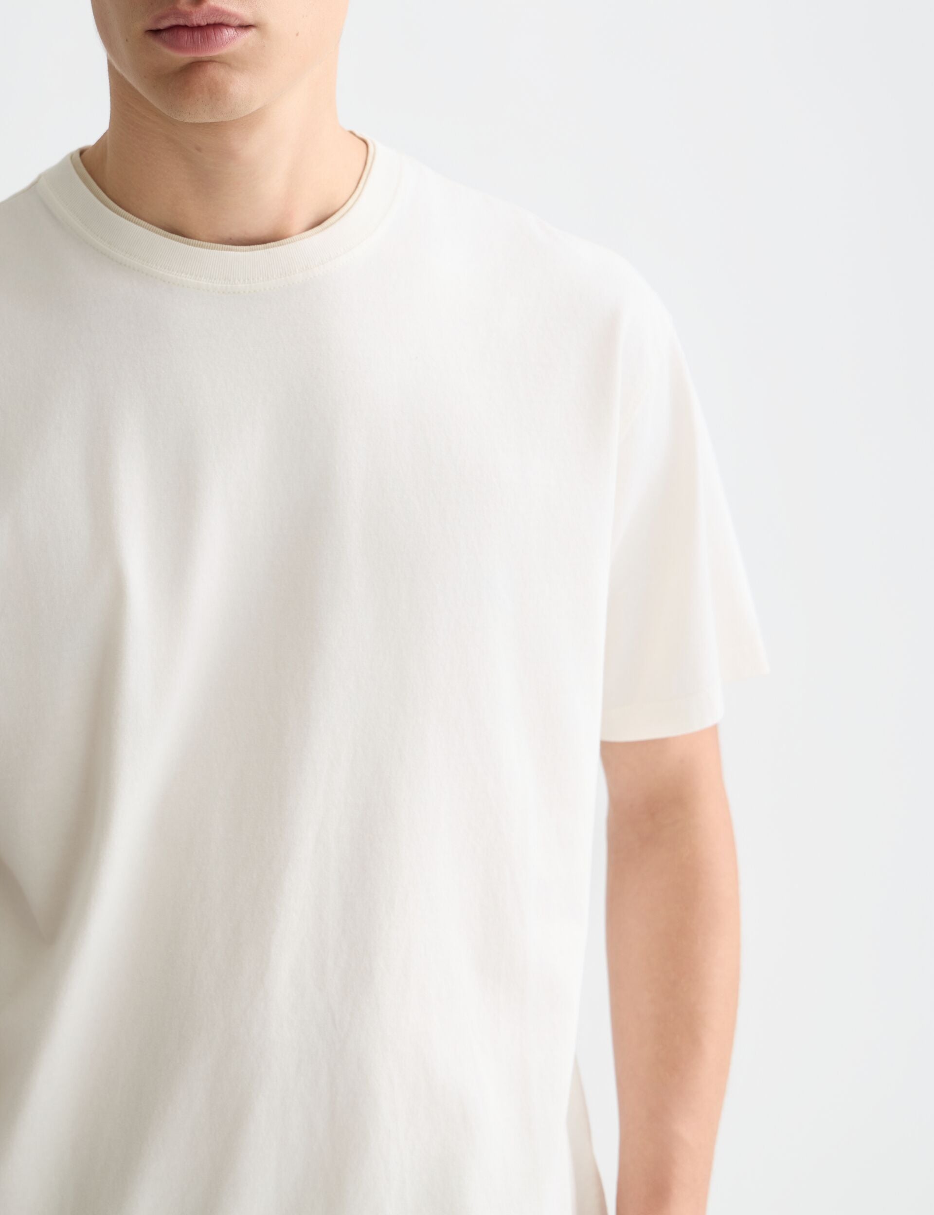 חולצת טי שירט לבנה קלאסית לגבר, צילום תקריב, CHOZEN מותג אופנה