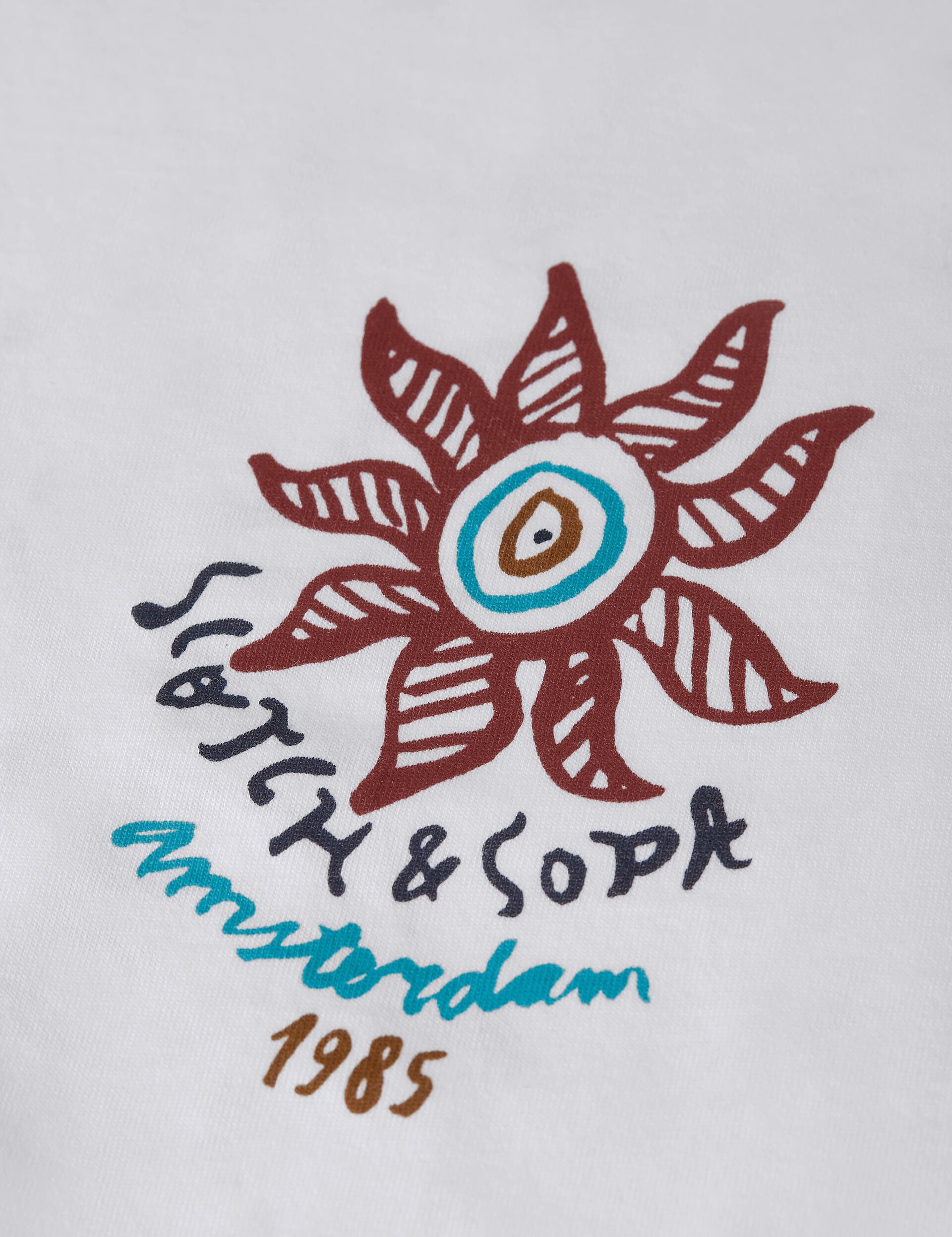הדפס צבעוני של פרח ומילים על חולצת טי לבנה, Scotch & Soda אמסטרדם 1985, מבית CHOZEN