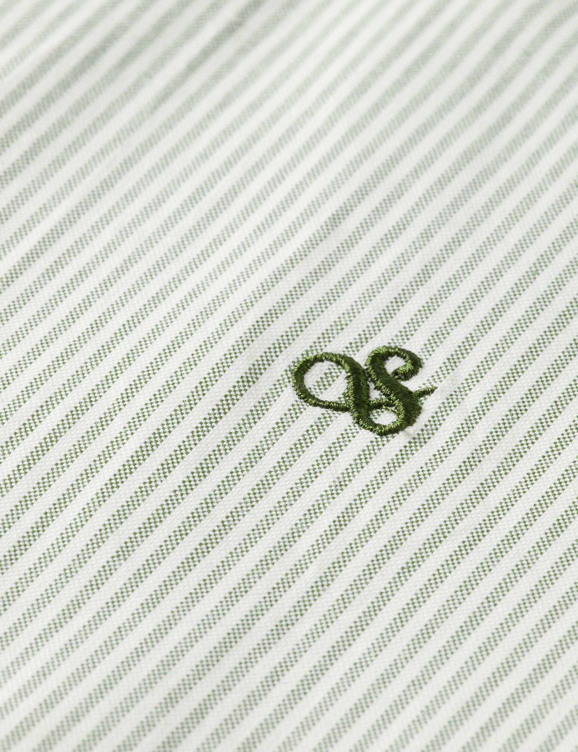 חולצה לבנה עם פסים ירוקים ולוגו רקום של CHOZEN מבית קבוצת אלפא