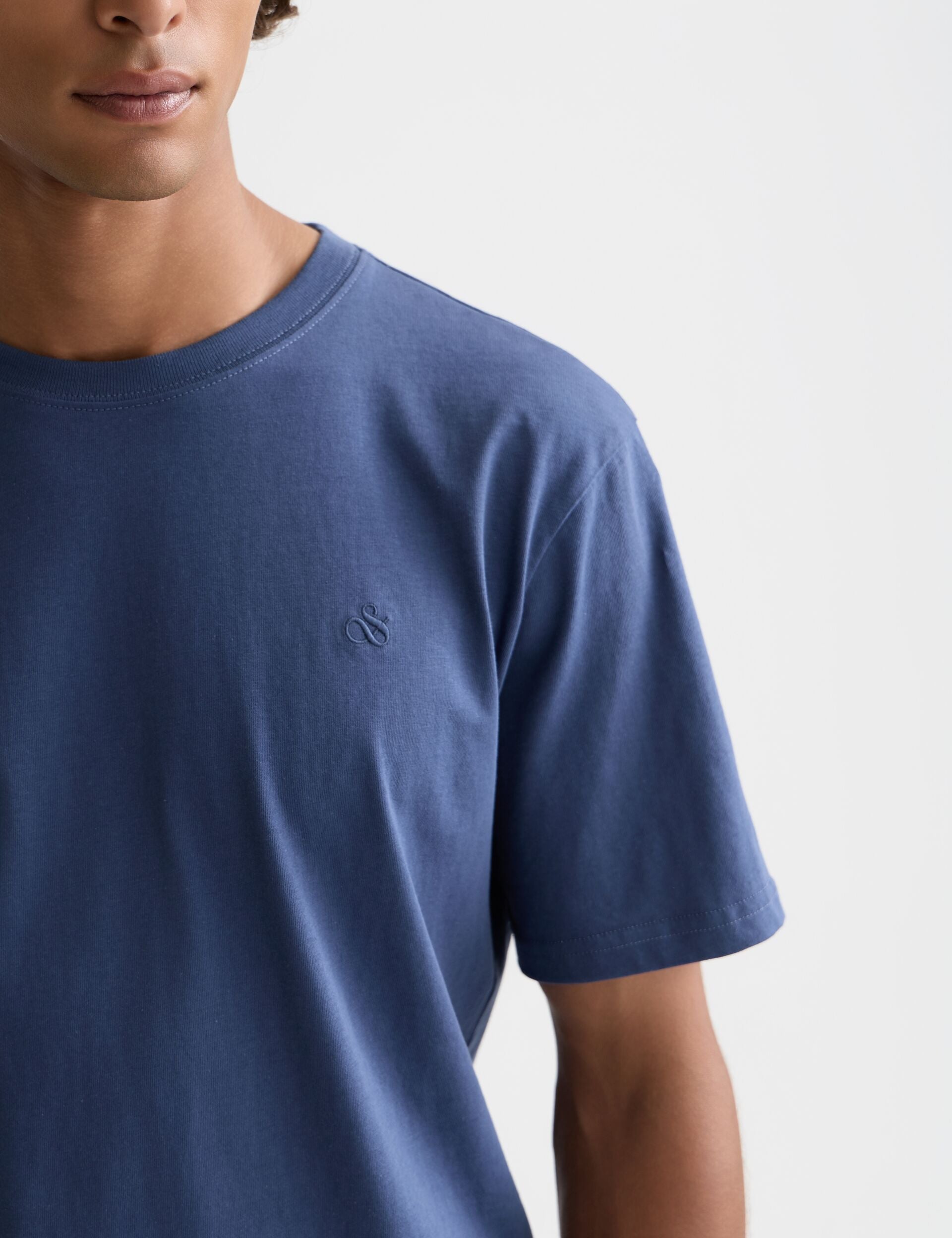 חולצת טי כחולה לגבר עם לוגו קטן של CHOZEN, צילום חזית בסגנון נקי