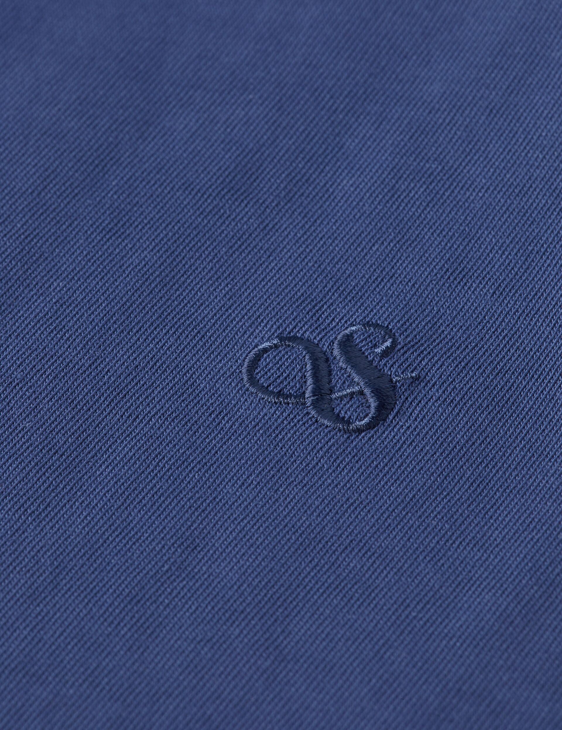 רקמת לוגו על בד כחול, מותג אופנה CHOZEN, ייבוא קבוצת אלפא