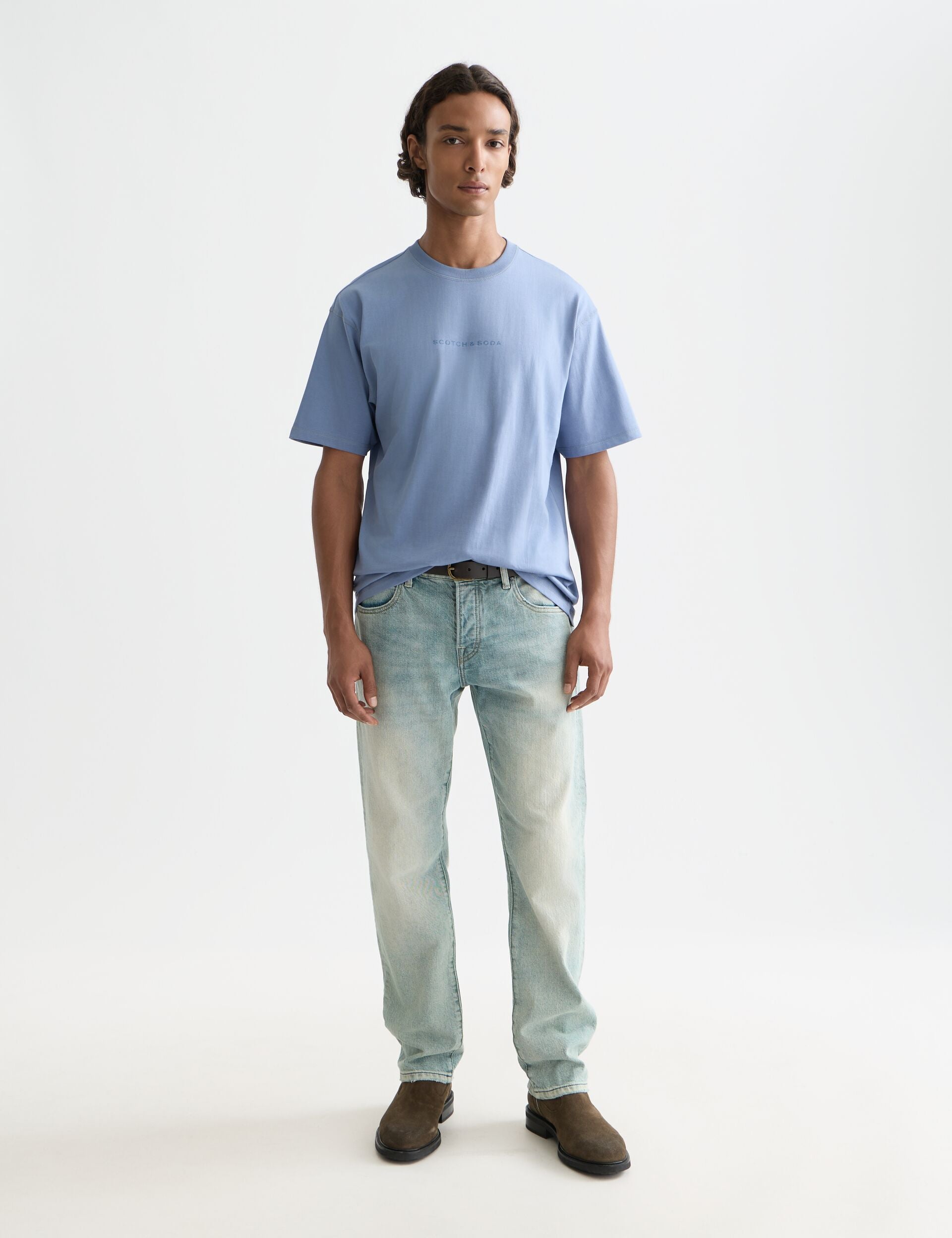 דוגמן לובש חולצת טי כחולה ומכנסי ג'ינס בהירים, CHOZEN אופנת גברים עדכנית