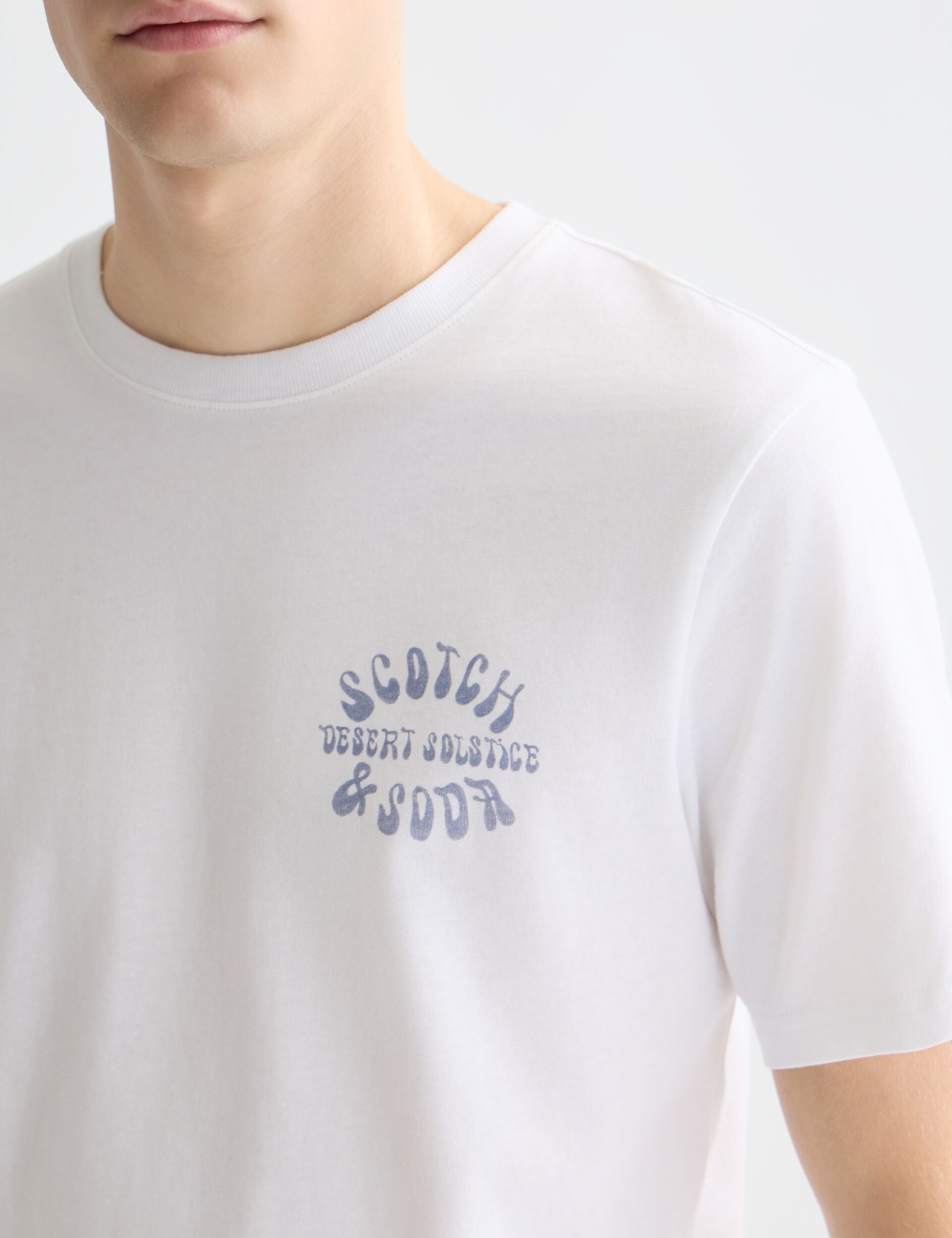 חולצת טי סקוץ' אנד סודה לבנה לגבר, פרינט לוגו בחזית, אופנה CHOZEN