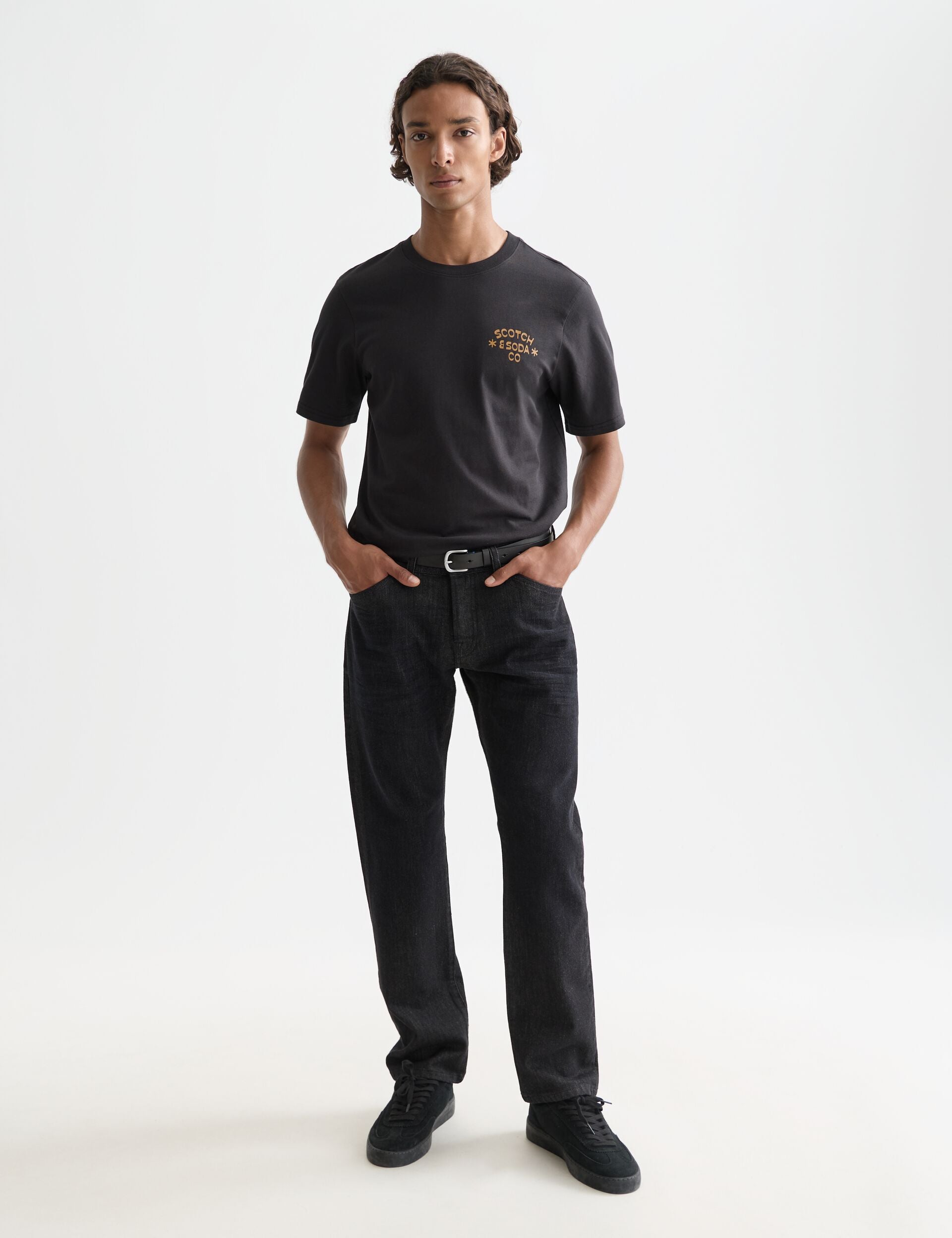 דוגמן לובש חולצת טי שחורה של Scotch & Soda ומכנסיים כהים רקע לבן, CHOZEN מותגים מובילים