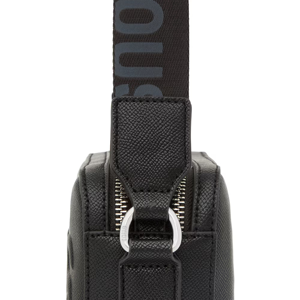 תיק צד קטן מעור שחור עם רצועת כתף בד, רוכסן מתכת ועיצוב מודרני