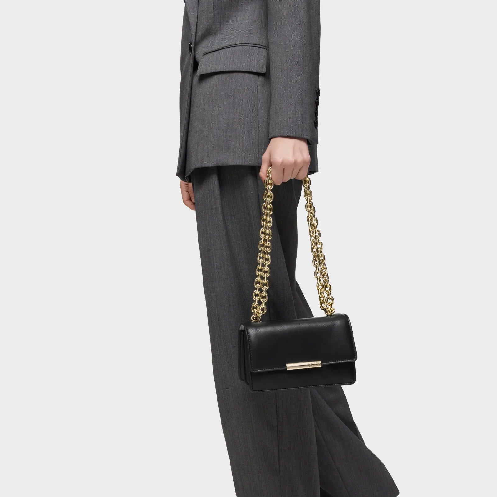 תיק כתף שחור עם רצועת שרשרת זהב, אופנתי, מתוך קטלוג מותגים ב-CHOZEN