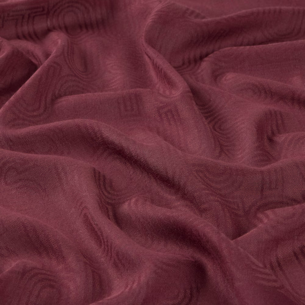 בד בורדו עם דוגמה גאומטרית עדינה, טקסטורת בד איכותי לבית או לאופנה