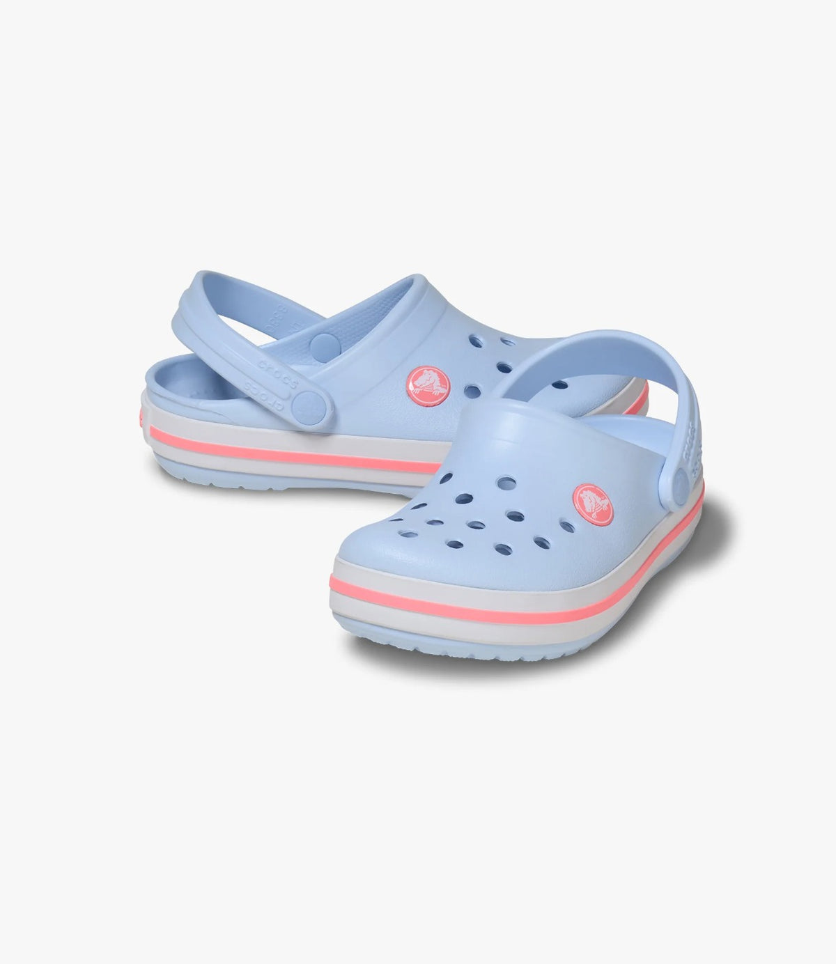 זוג כפכפי CROCBAND כחולים מונחים יחד בזווית אלכסונית - CHOZEN