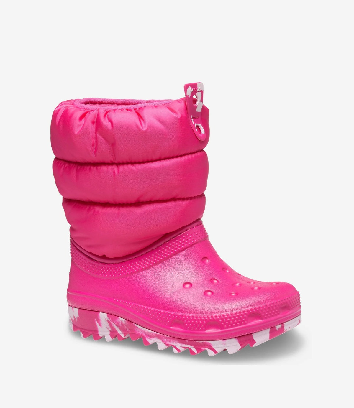 מגף NEO PUFF בצבע קנדי פינק בזווית קדמית-צדדית עם לולאת המשיכה בגובה הקרסול - CHOZEN