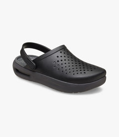 כפכף קרוקס InMotion בצבע שחור מזווית קדמית מציג את חורי האוורור והסוליה העבה - CHOZEN
