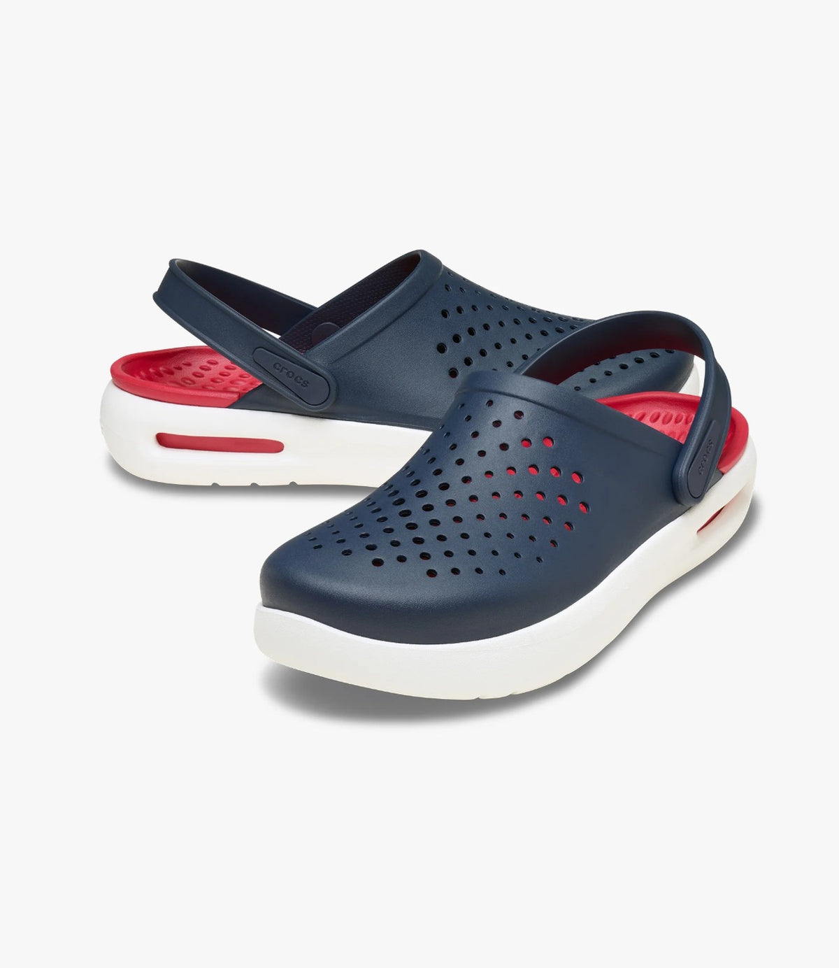 זוג כפכפי קרוקס InMotion בצבע נייבי מונחים זה לצד זה - CHOZEN