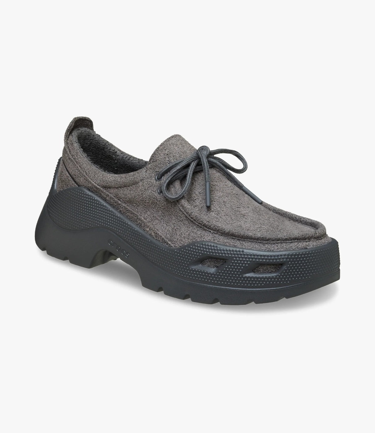 נעל קרוקס Gallery Shoe בצבע שחור חול בזווית קדמית מציגה את השרוכים והסוליה העבה - CHOZEN