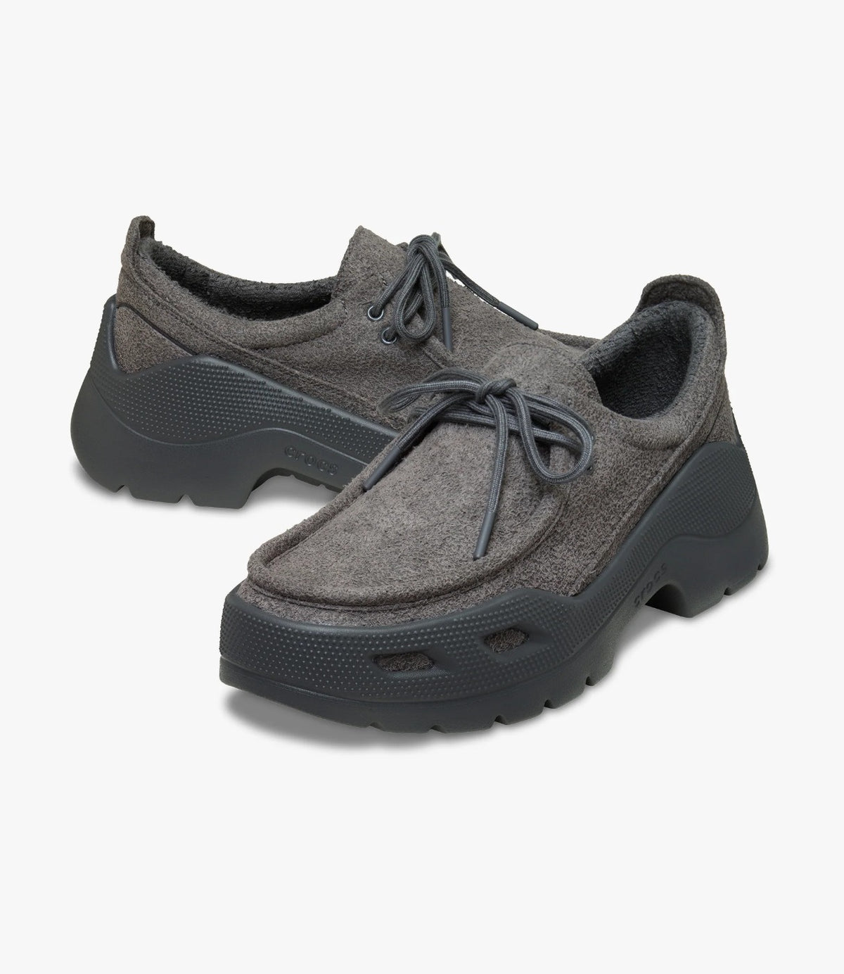 זוג נעלי קרוקס Gallery Shoe בצבע שחור חול מוצגות יחד בזווית קדמית - CHOZEN