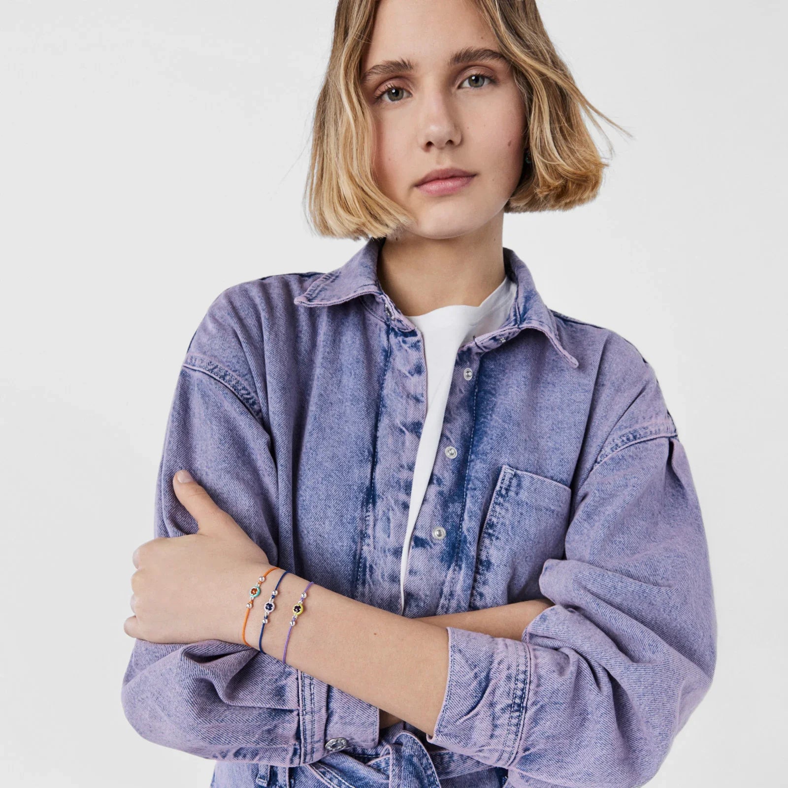 אישה בלבוש ג'ינס סגלגל עונדת צמידים צבעוניים, אופנת CHOZEN מותגים מובילים