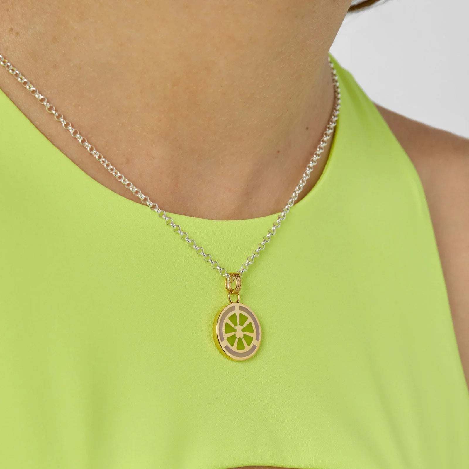 שרשרת כסף ותליון עגול בציפוי זהב בעיצוב מודרני על רקע חולצה בצבע ניאון, CHOZEN תכשיטים