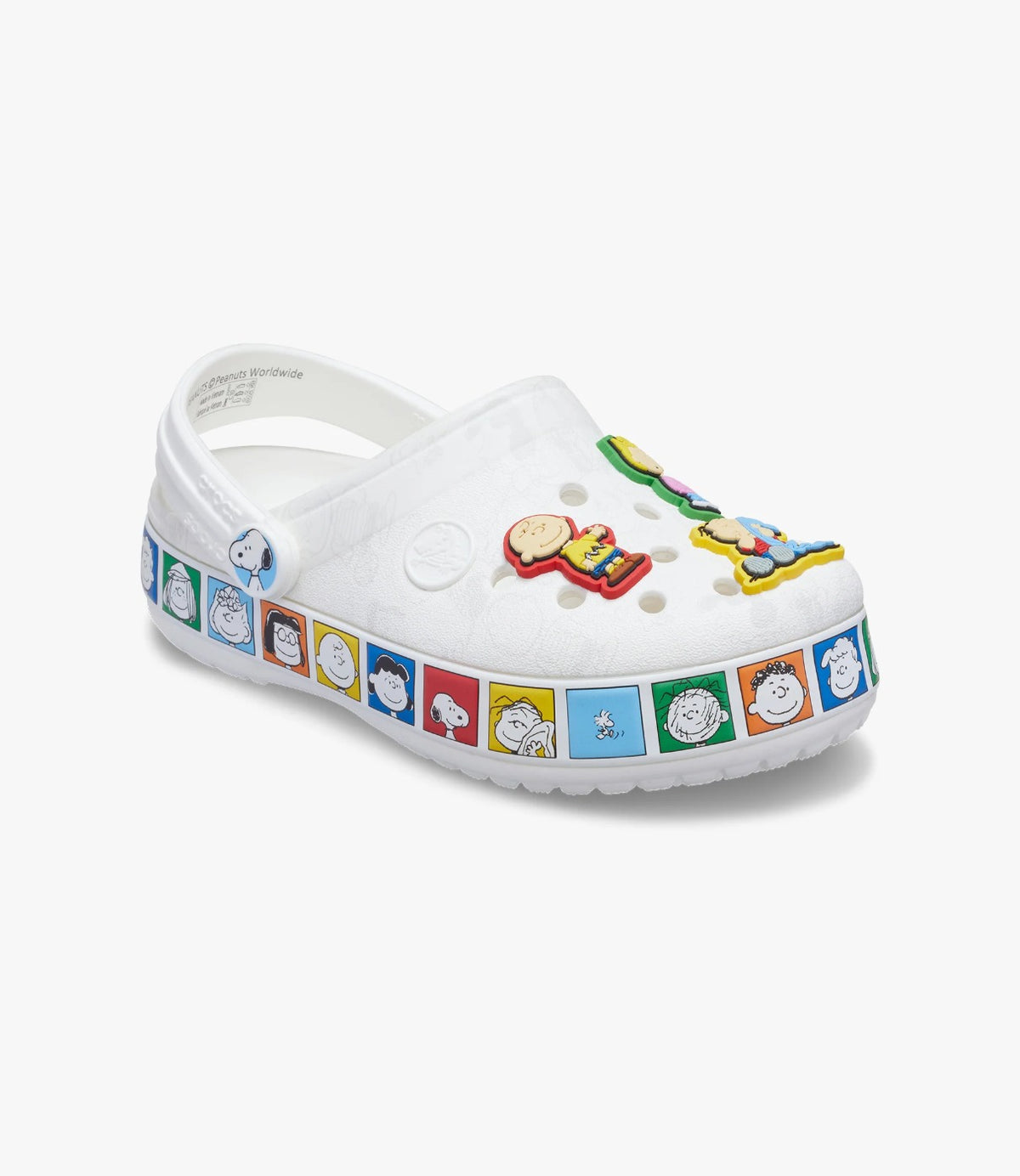 כפכף Peanuts Crocband בצבע לבן ומולטי, מבט זווית עם תוספי Jibbitz על הגפה - CHOZEN