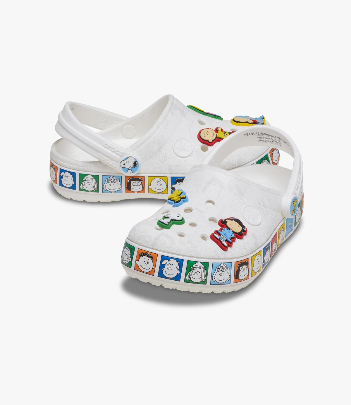 זוג כפכפי Peanuts Crocband בצבע לבן, מבט מקדימה עם פרטי הסוליה - CHOZEN
