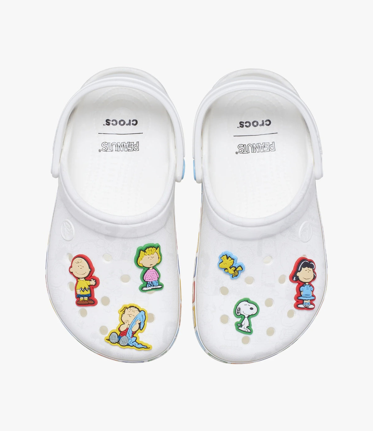 זוג כפכפי Peanuts Crocband ממבט מלמעלה, מונחים שטוחים עם תוספי הדמויות - CHOZEN