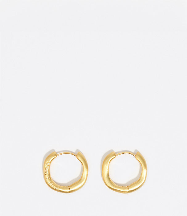 עגילי חישוק זהב אופנתיים מבית CHOZEN, צילום על רקע לבן, תכשיטים יוקרתיים לנשים
