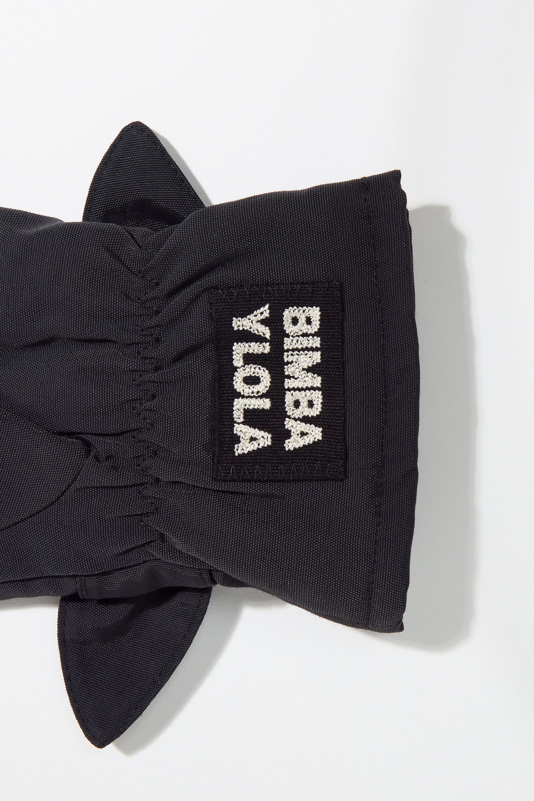 שרוול שחור עם תג רקום BIMBA Y LOLA, מותג אופנה מקבוצת אלפא ב-CHOZEN