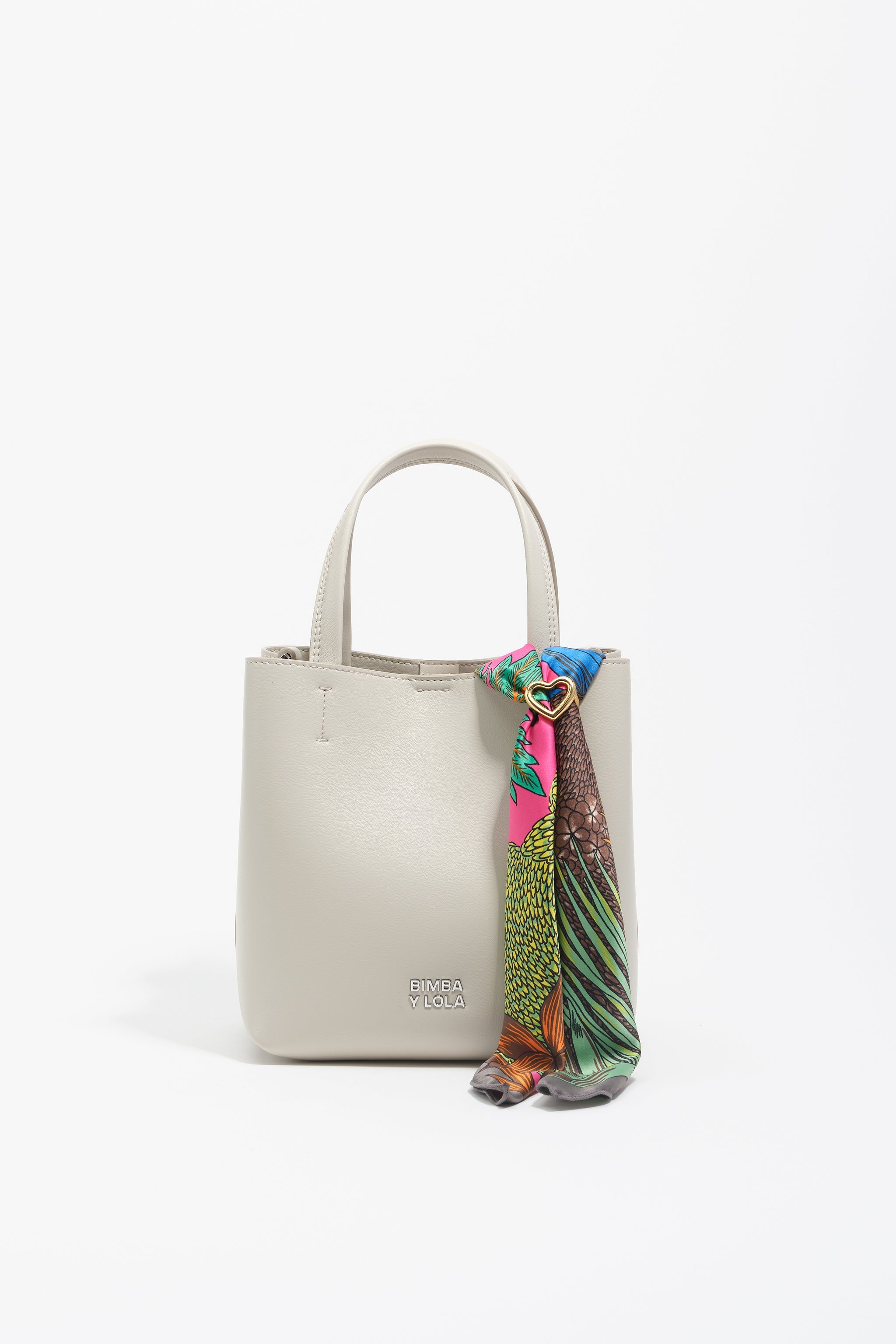 תיק יד בהיר של BIMBA Y LOLA עם צעיף צבעוני, צילום מוצר לאתר CHOZEN