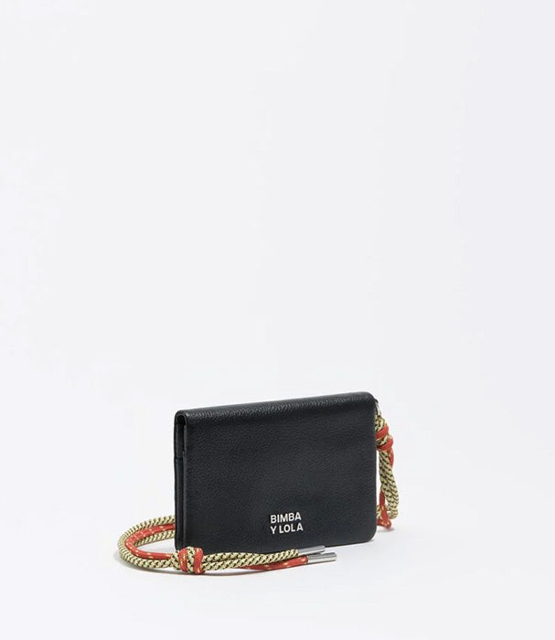 תיק צד שחור עם רצועה צהובה ואדומה, כיתוב BIMBA Y LOLA, מבית CHOZEN