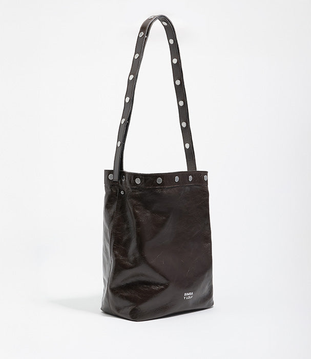 תיק עור שחור בעיצוב מודרני עם רצועה מנוקדת, צילום סטודיו CHOZEN מותגי יוקרה