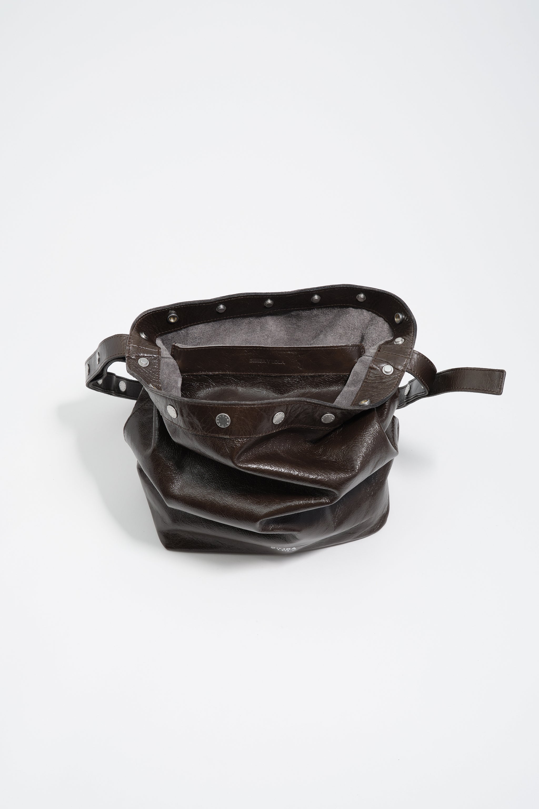 תיק עור חום יוקרתי מבית המותגים CHOZEN, פתוח, מוצג על רקע לבן